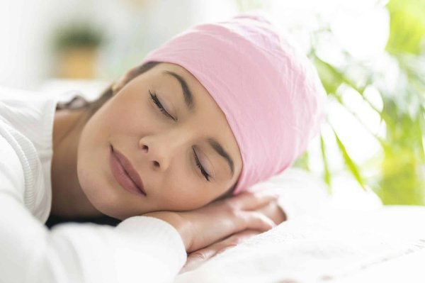 Comment intégrer un foulard carré de soie dans une tenue d'affaires?